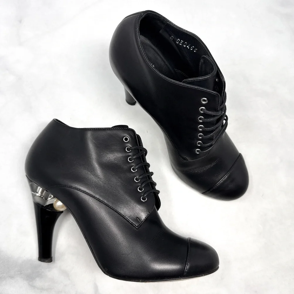 CHANEL Vintage Pearl Lucite Heel Leather Lace Up Oxford Ankle Boots Black 35.5